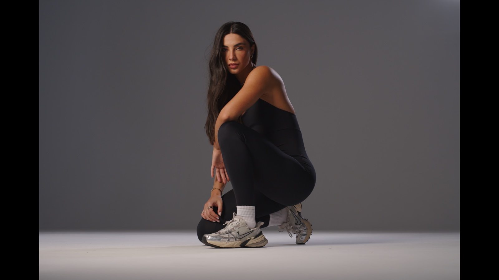 Gabriela Versiani, co-fundadora e rosto da Versiani Swim — marca de moda praia premium do portfólio da RNA Group